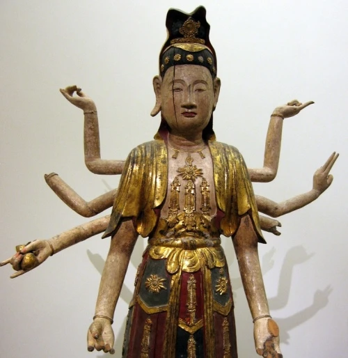 Tượng Bồ-tát Quán Thế Âm, phong cách VN, thế kỷ XVIII (hiện lưu giữ ở Bảo tàng Guimet, Paris)